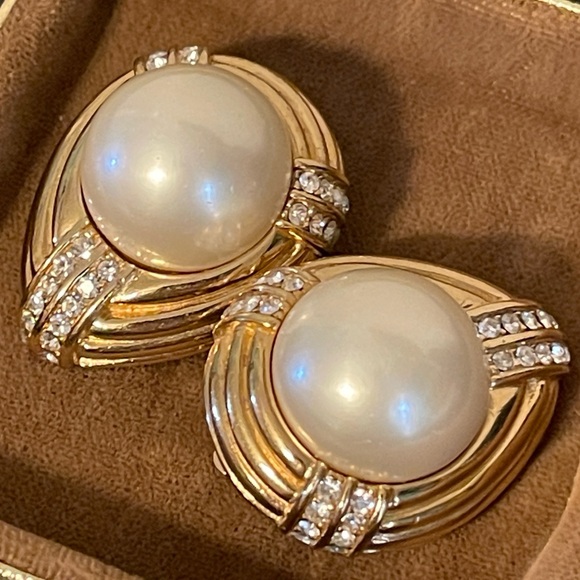 Ciner Jewelry - Vintage Ciner Faux Pearl Tear Drop Swarovski Crystal Clip-on Earrings